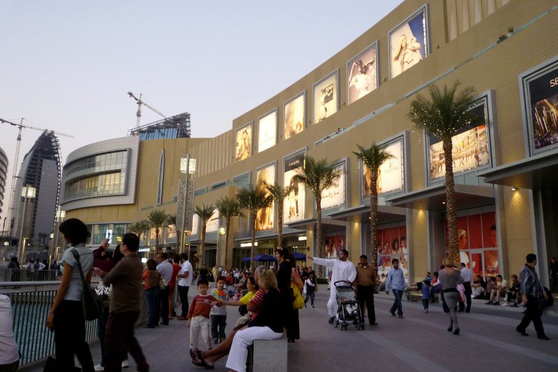 Dubaj, największa metropolia Zjednoczonych Emiratów Arabskich, to miasto słynące z handlu. Turyści nie będą tu mieli problemu z zakupem jakieś ciekawej pamiątki