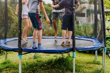 bezpiecznie na trampolinie