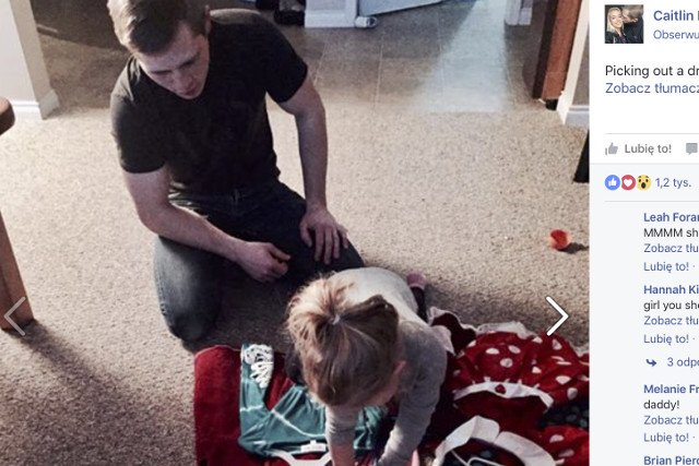 Tutaj tata pomaga córce dokonać wyboru zestawu idealnego.