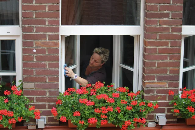 Fot. Pixabay / [url=http://pixabay.com/en/washing-windows-window-clean-person-394158/]cocoparisienne[/url] / [url=http://pixabay.com/pl/service/terms/#download_terms]CC0 Public Domain[/url]