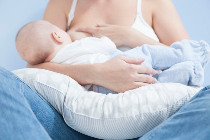 Jaki jest związek pomiędzy karmieniem piersią a zespołem nagłej śmierci łóżeczkowej?