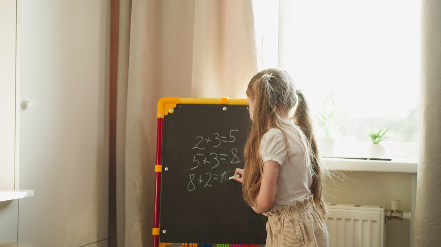dziecko liczy zadanie matematyczne
