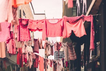 jak usunąć plamy z krwi, jak usunąć plamy z krwi menstruacyjnej, jak sprać krew, jak sprać plamy z krwi, plama z krwi, plama z okresu