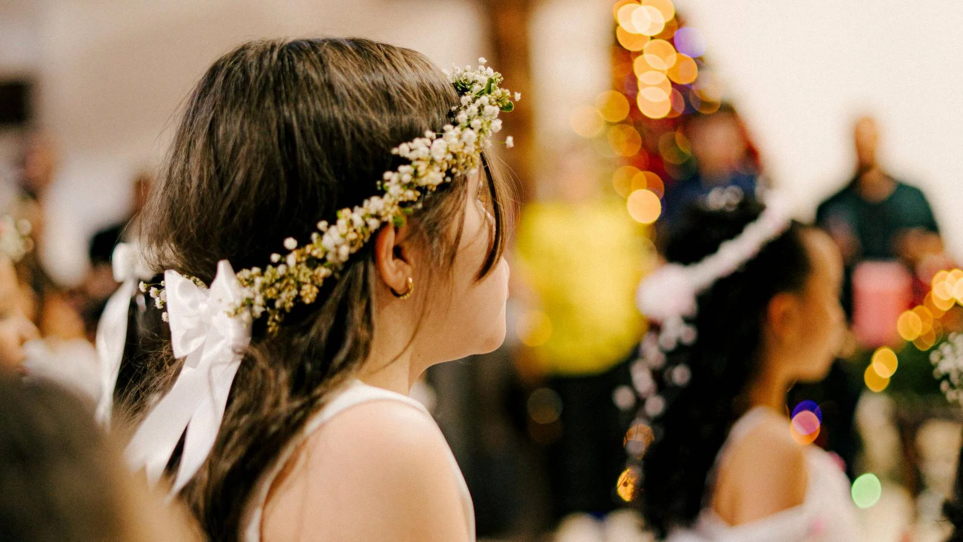 dziewczynka w wianku w kościele podczas komunii