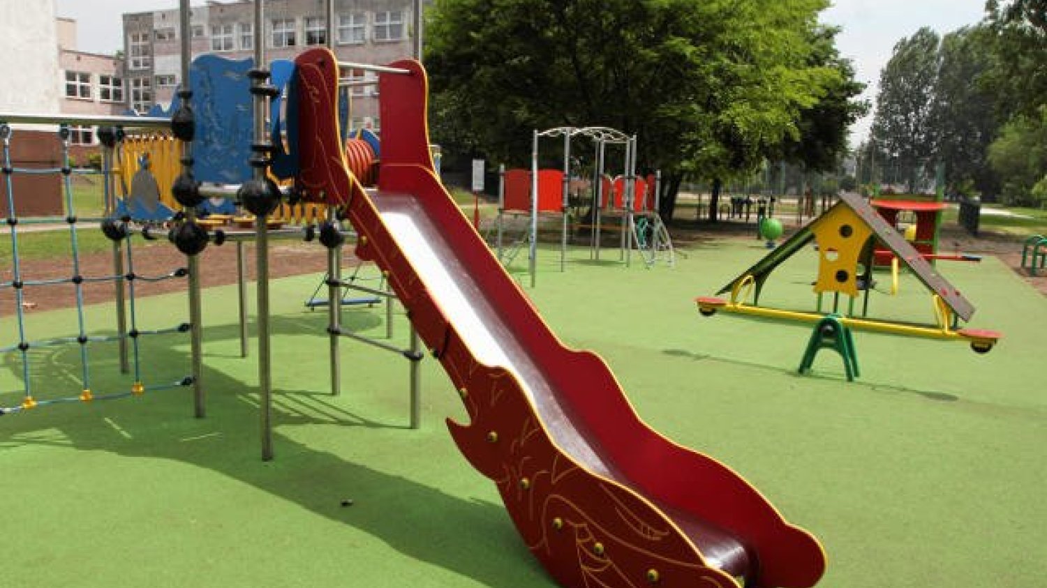 Rozgrzana zjeżdżalnie niebezpieczna dla dziecka.