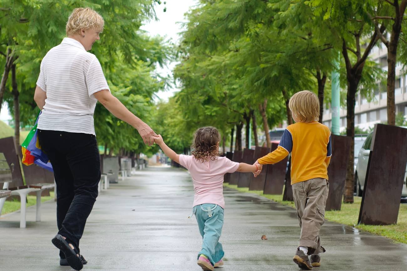 Babcia z wnukami na spacerze.