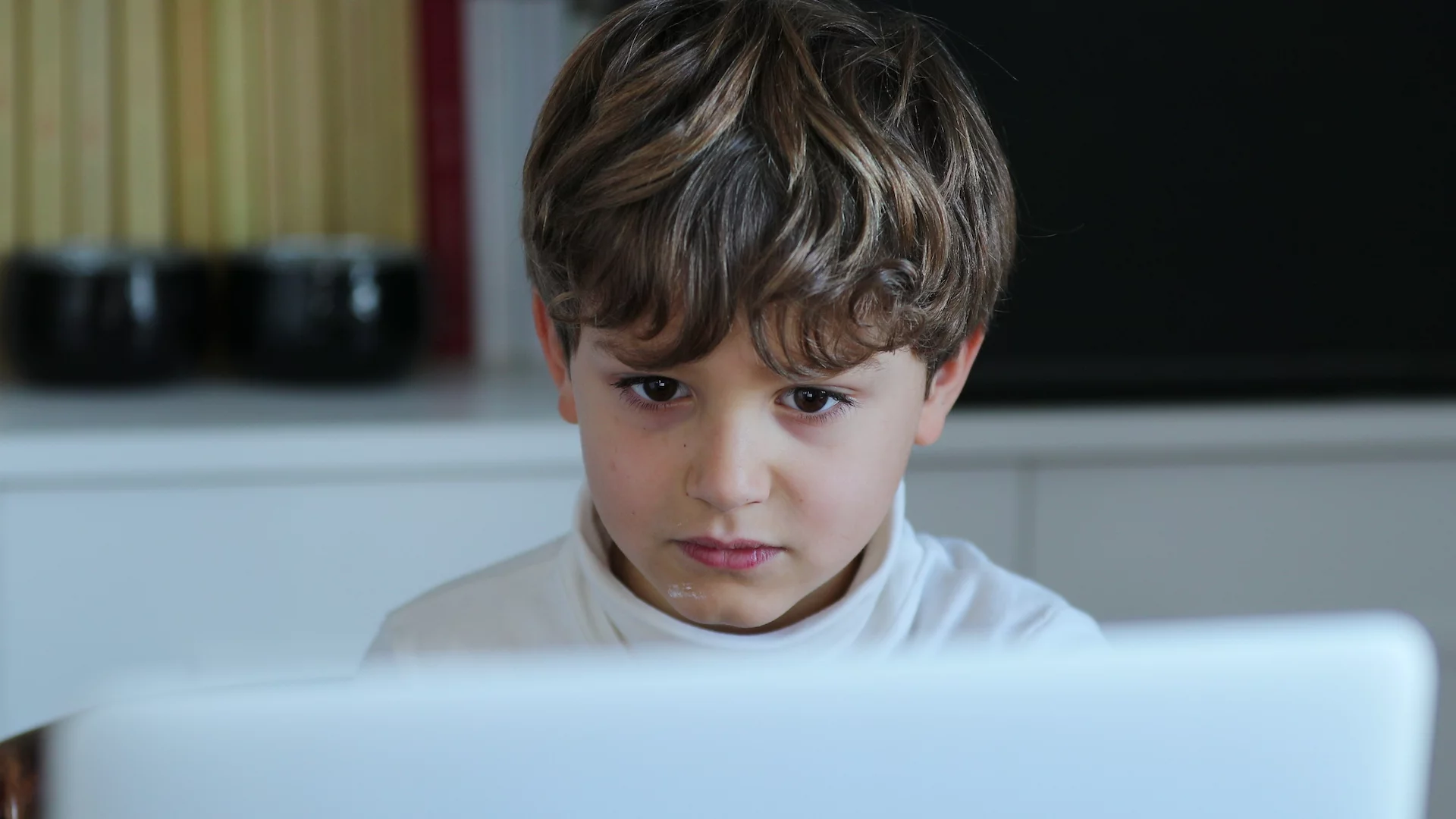 dziecko korzysta z komputera dziecko korzysta z komputera