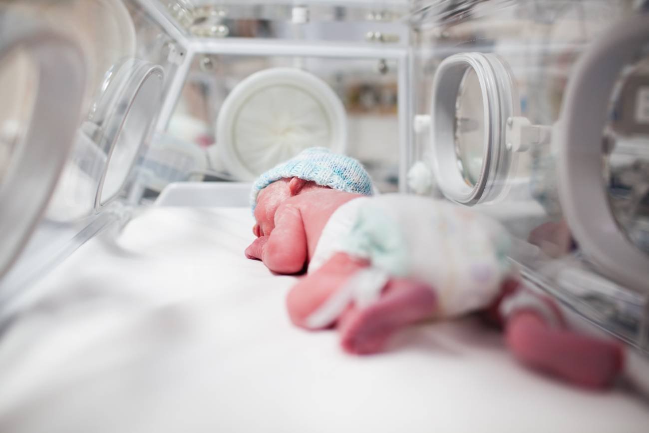 Wcześniak podczas hospitalizacji w inkubatorze.