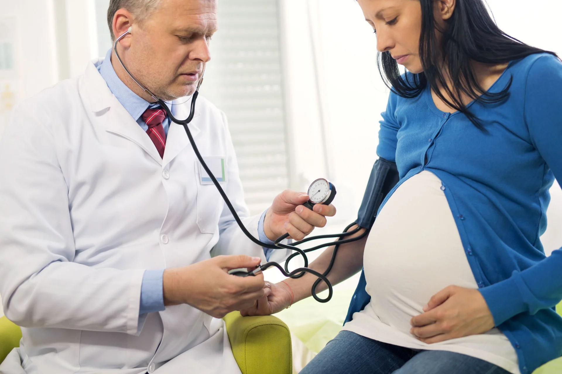 Stan przedrzucawkowy: objawy, ryzyko, powikłania, diagnostyka, leczenie, zagrożenie życia w ciąży