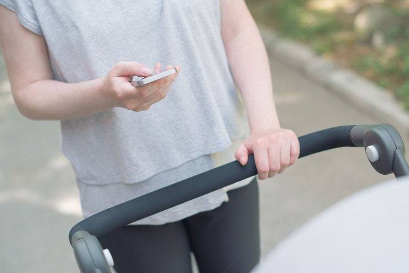 Telefon ważniejszy od dziecka? To coraz częstszy widok