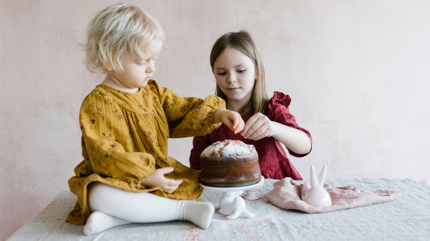 siostry ozdabiają wspólnie wielkanocną babkę siostry ozdabiają wspólnie wielkanocną babkę