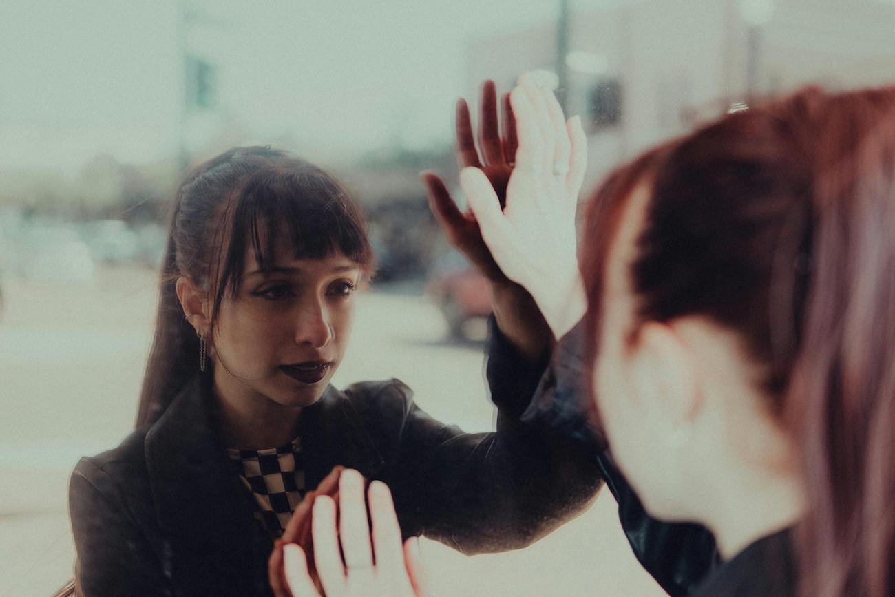 Młoda dziewczyna patrzy na swoje odbicie