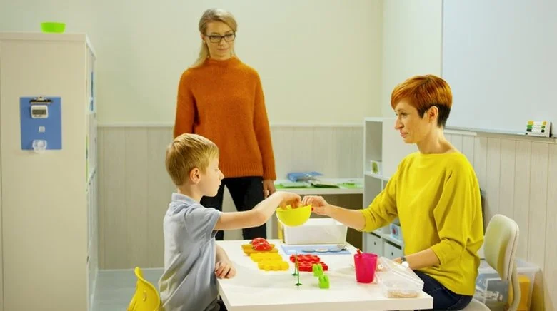 Terapia behawioralna dziecka z autyzmem z udziałem terapeuty i rodzica