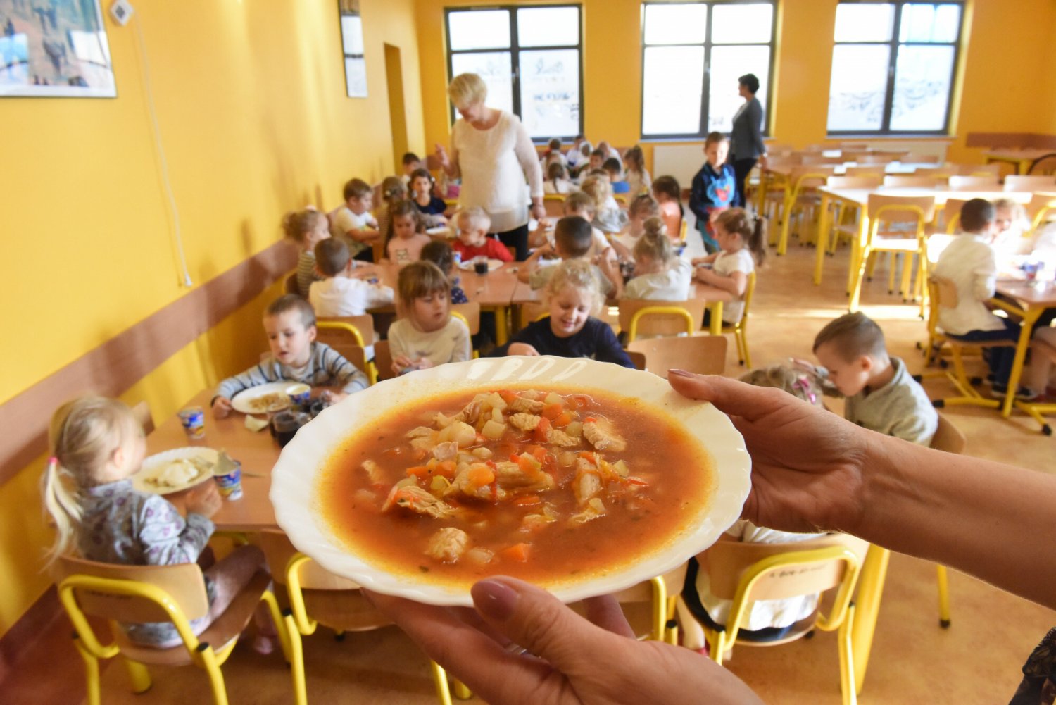 Od 3 do 23 zł za obiad. Skąd takie różnice cen w szkolnych stołówkach i czy taniej znaczy gorzej?