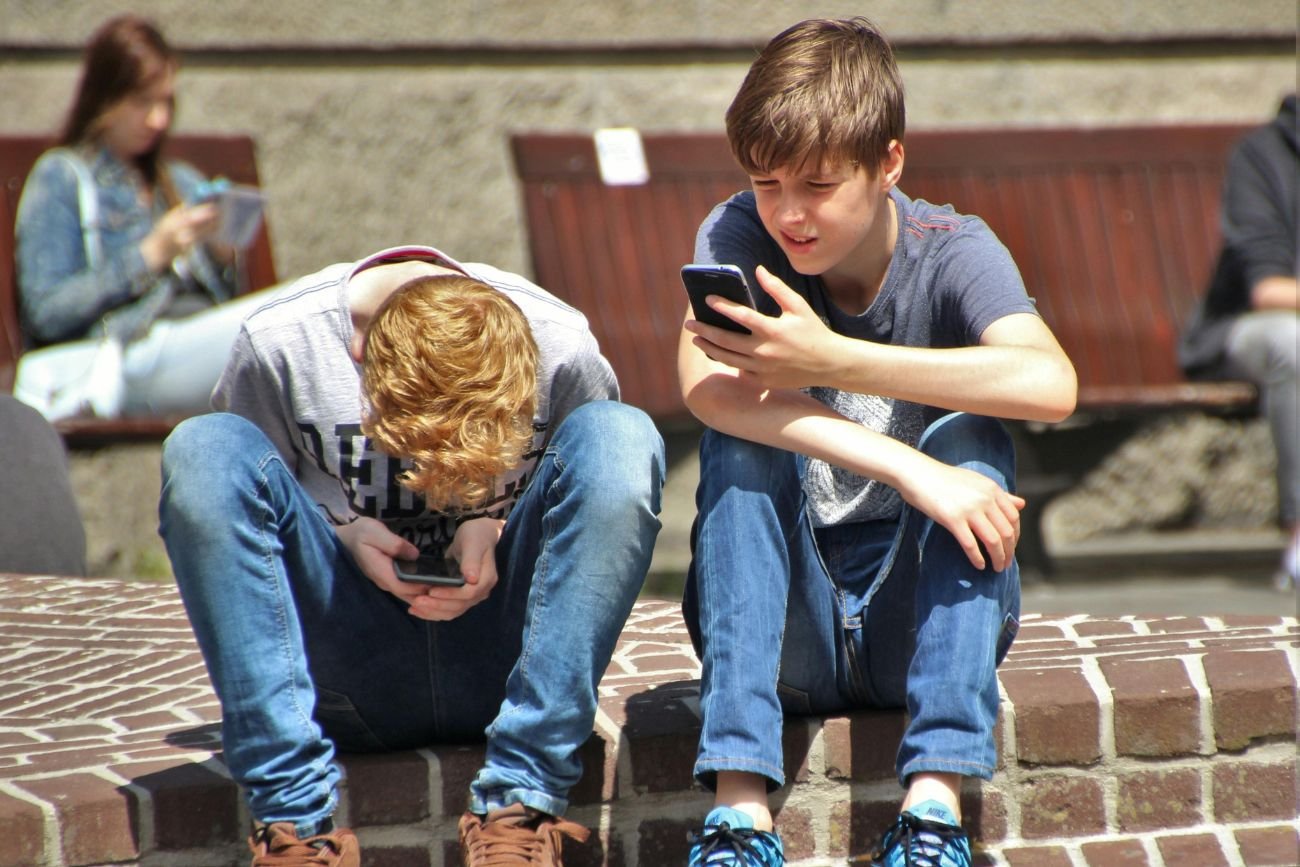 nastolatki w telefonach