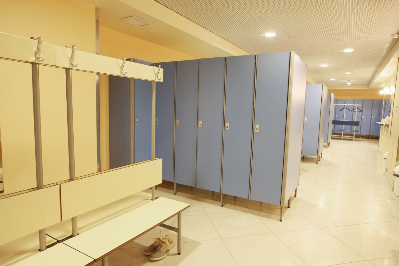 policjant podglądał dzieci na basenie