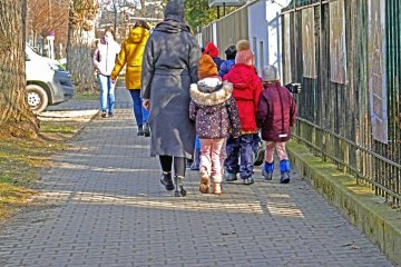 Przegrzewanie dzieci, jak ubrać dziecko do przedszkola, ubieranie dziecka, ubranie dla dziecka, jak ubrać jesienią, jak ubrać dziecko jesienią, kiedy założyć dziecku czapkę