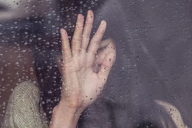 Fot. Pixabay / [url=https://pixabay.com/en/girl-sad-crying-raining-rain-drops-690327/]Unsplash[/url] / [url=https://pixabay.com/go/?t=%2Fservice%2Fterms%2F%23download_terms]CC0 Public Domain[/url]