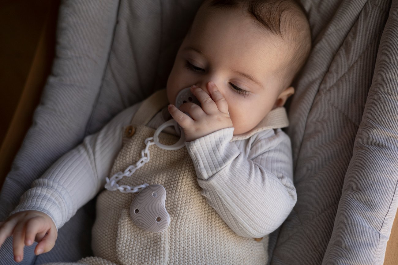 Kolekcja Harmony marki LOVI to seria stylowych akcesoriów dla niemowląt. Znajdziemy w niej dynamiczne smoczki uspokajające, łańcuszki do zawieszania smoczków, butelki do karmienia oraz kubki do picia ze słomką.