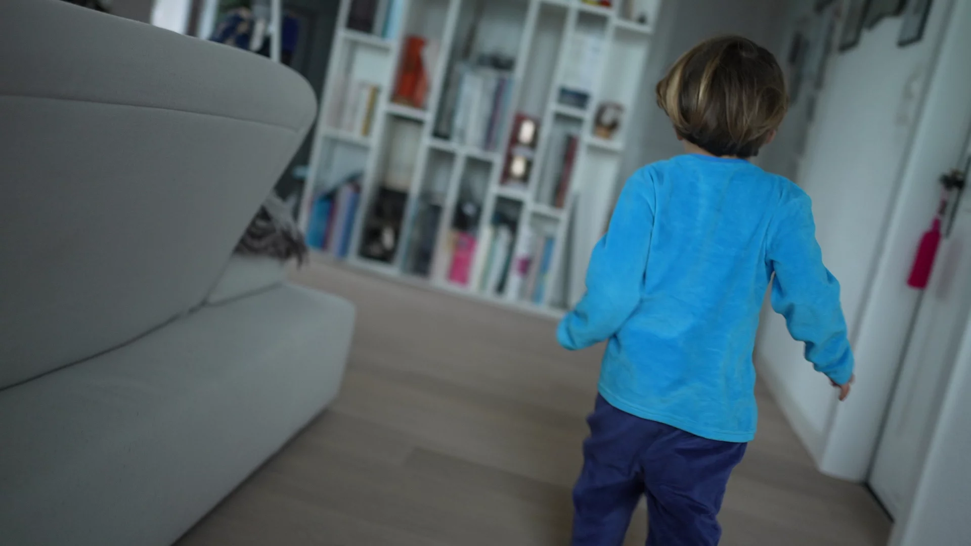 dziecko bawi się w pokoju