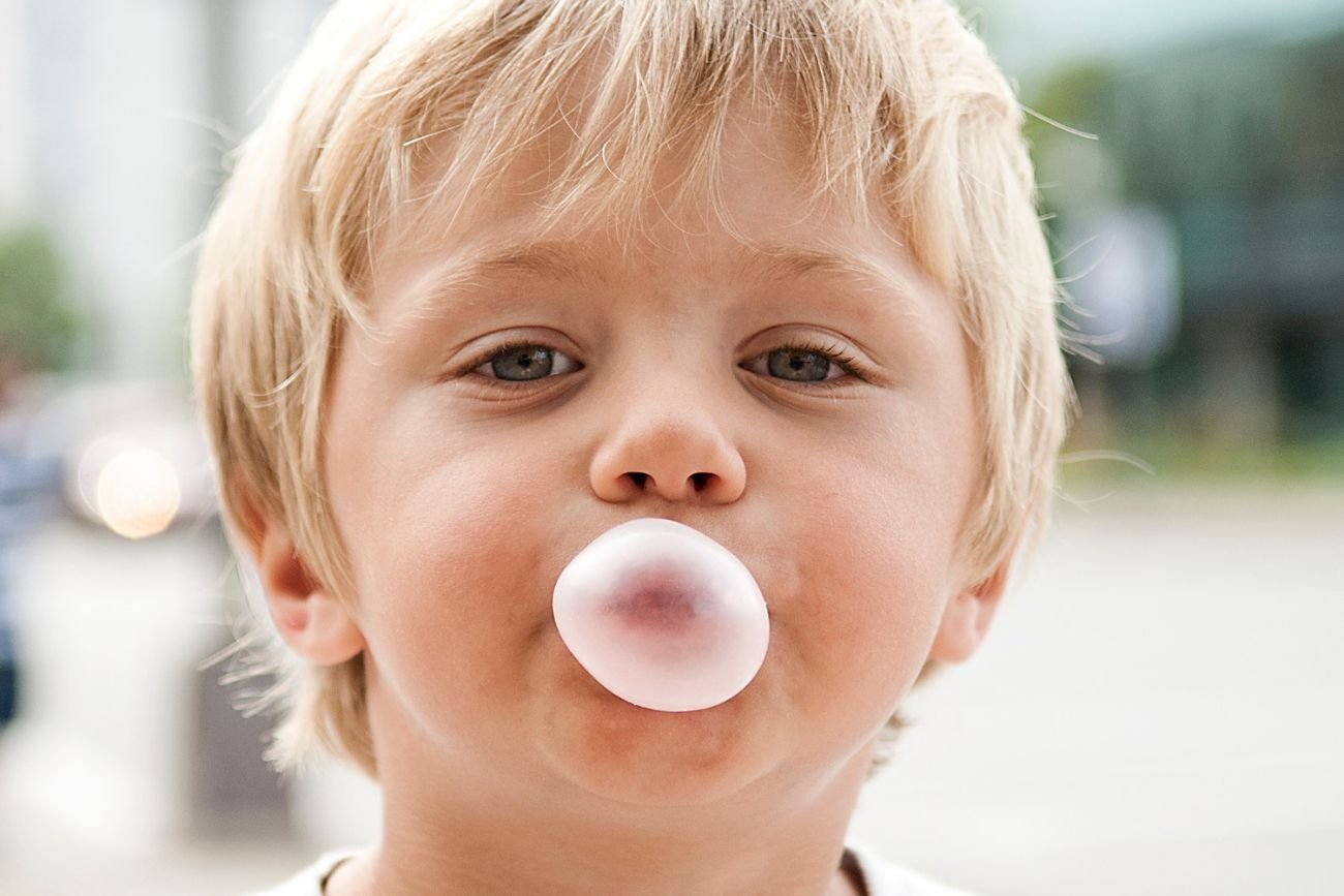 dziecko żujące gumę
