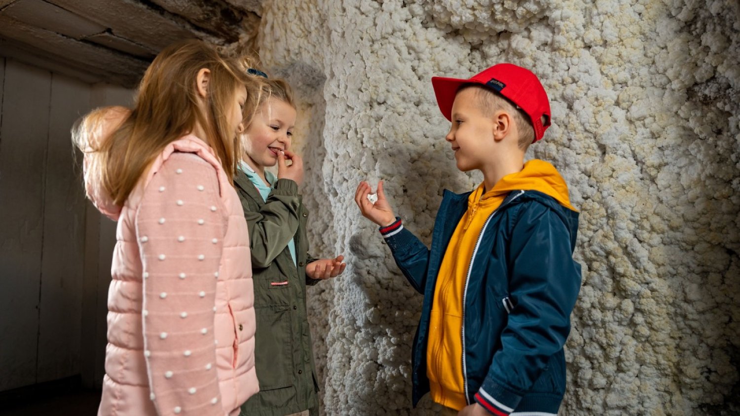 Są wyjątkowe miejsca, które przenoszą nas głęboko pod ziemię – dosłownie i metaforycznie. Kopalnia Soli "Wieliczka" to jedno z nich. Dla rodzin z dziećmi wycieczka do podziemi jest jak emocjonalna podróż przez wieki, legendy i niesamowitą scenerię.