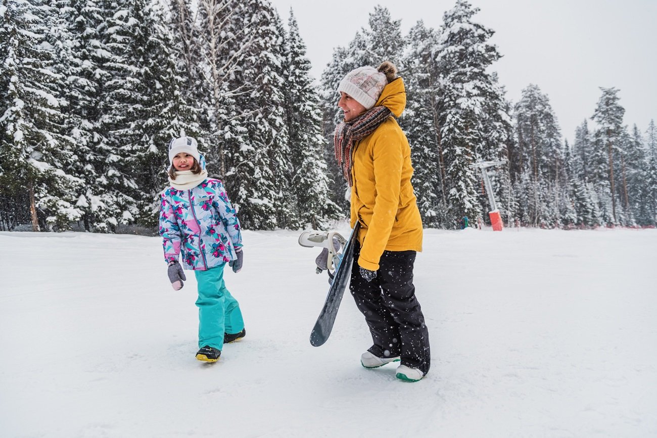mama z dzieckiem na nartach