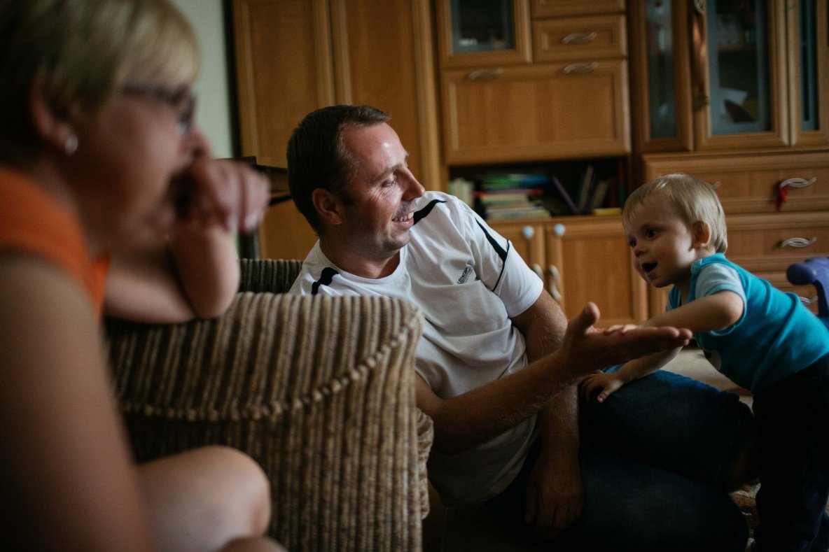 Kiedy Szymon nie jest w szpitalu, cała rodzina stara się funkcjonować normalnie.