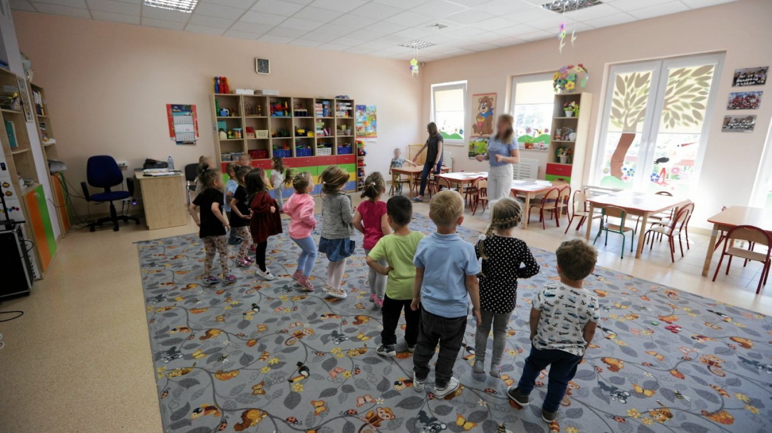 dzieci w przedszkolnej sali z nauczycielką dzieci w przedszkolnej sali z nauczycielką