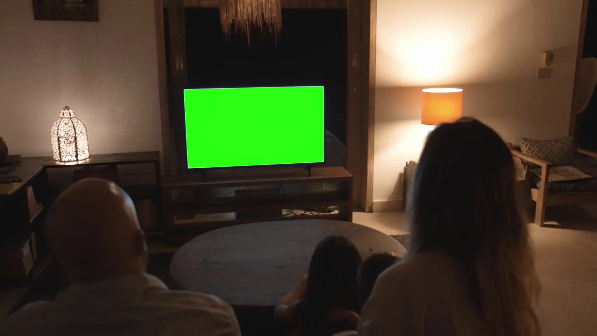 rodzina ogląda telewizję