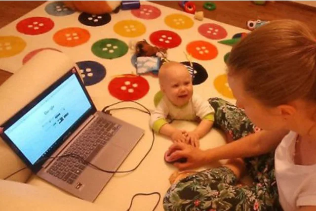 Ktoś nie lubi, gdy mama się nim nie bawi.