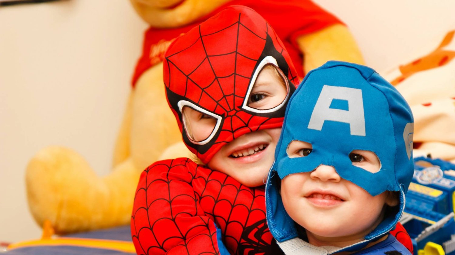 dzieci w przebraniach z uniwersum Marvela