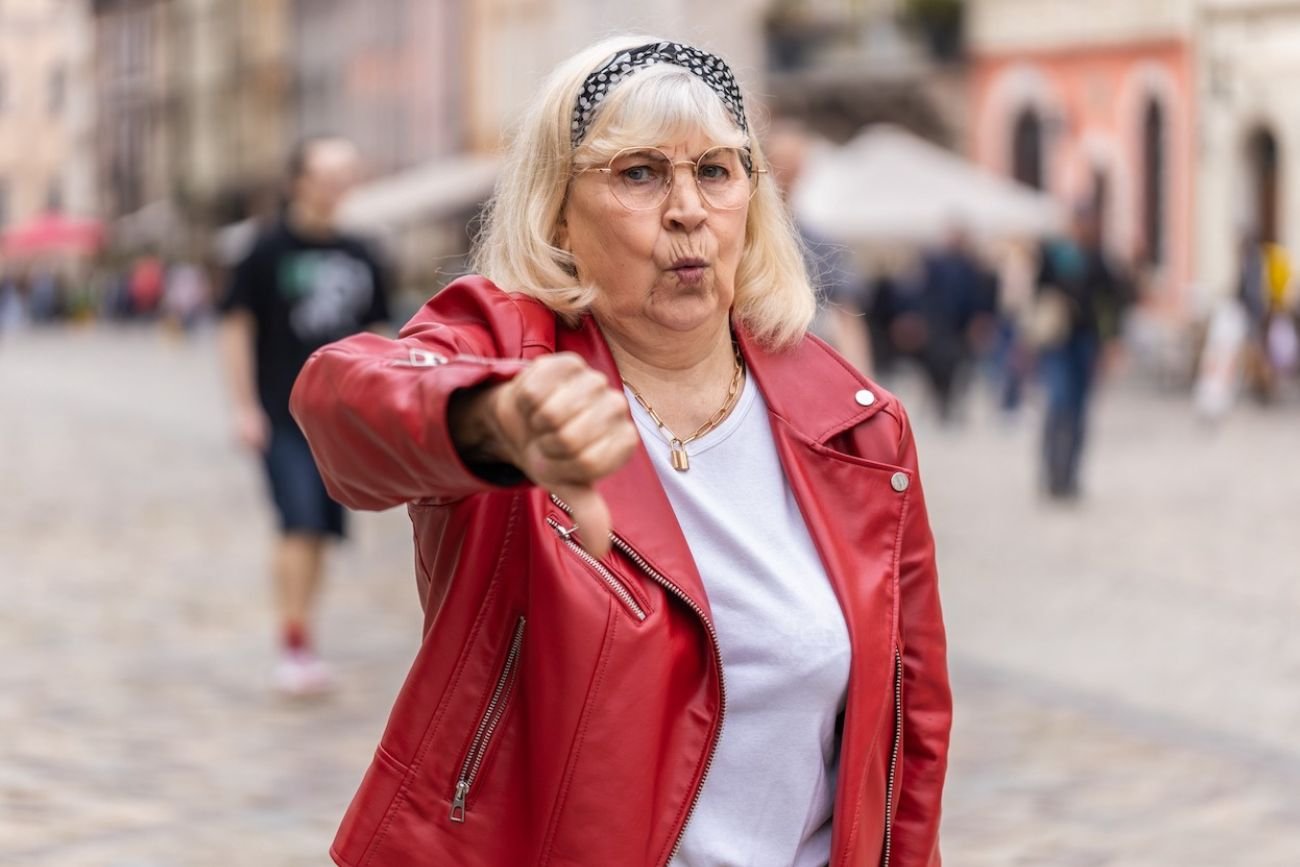 starsza pani na ulicy