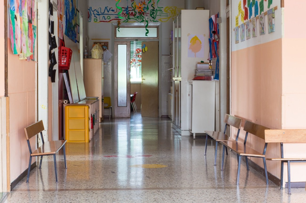 Kościół znów wchodzi z buciorami do przedszkola. "Informacja na tablicy mnie zniesmaczyła"