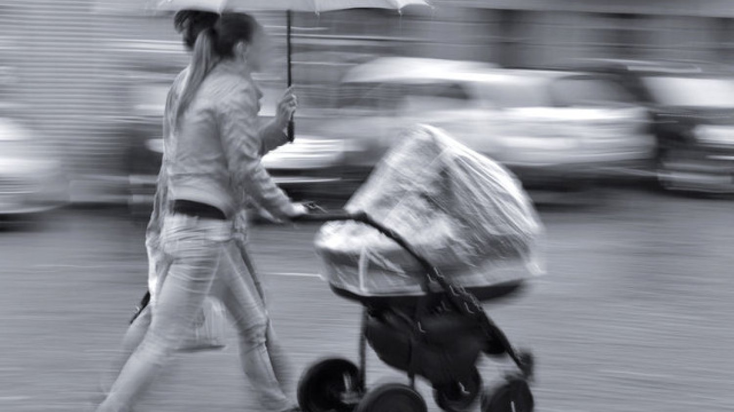 Początki  bycia "wózkową mamą" w mieście nie są łatwe.