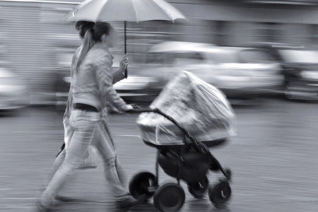 Początki  bycia "wózkową mamą" w mieście nie są łatwe.