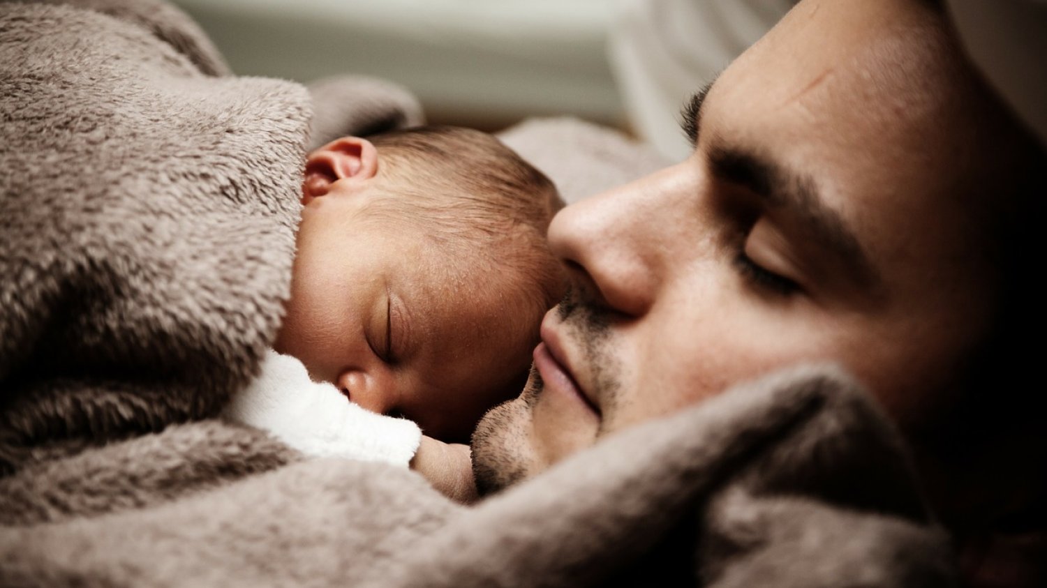 [url=http://pixabay.com/pl/kochanie-dziecko-%C5%82adny-tata-daddy-22194/]Pixabay[/url] / [url=http://pixabay.com/pl/service/terms/#download_terms]CC O[/url] Czy mężczyźni faktycznie są nieczuli na stratę dziecka?