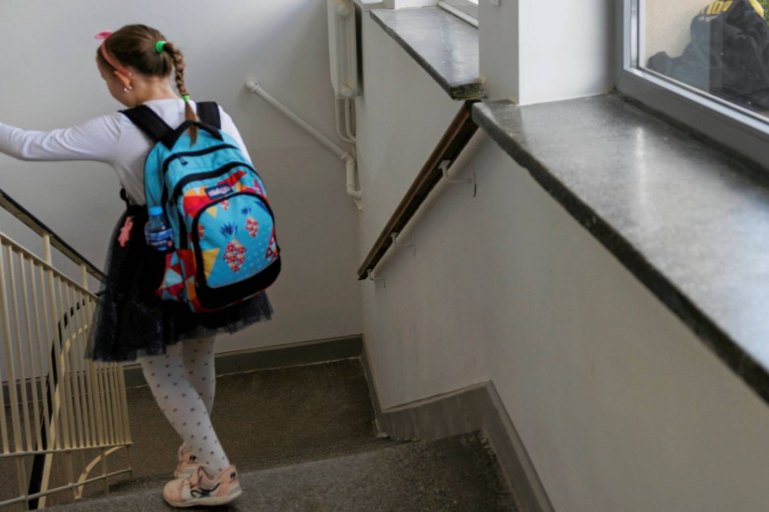 uczennica idzie z plecakiem szkolnymi schodami uczennica idzie z plecakiem szkolnymi schodami