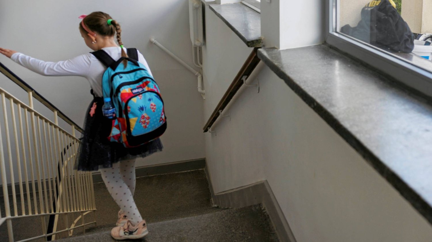uczennica idzie z plecakiem szkolnymi schodami uczennica idzie z plecakiem szkolnymi schodami