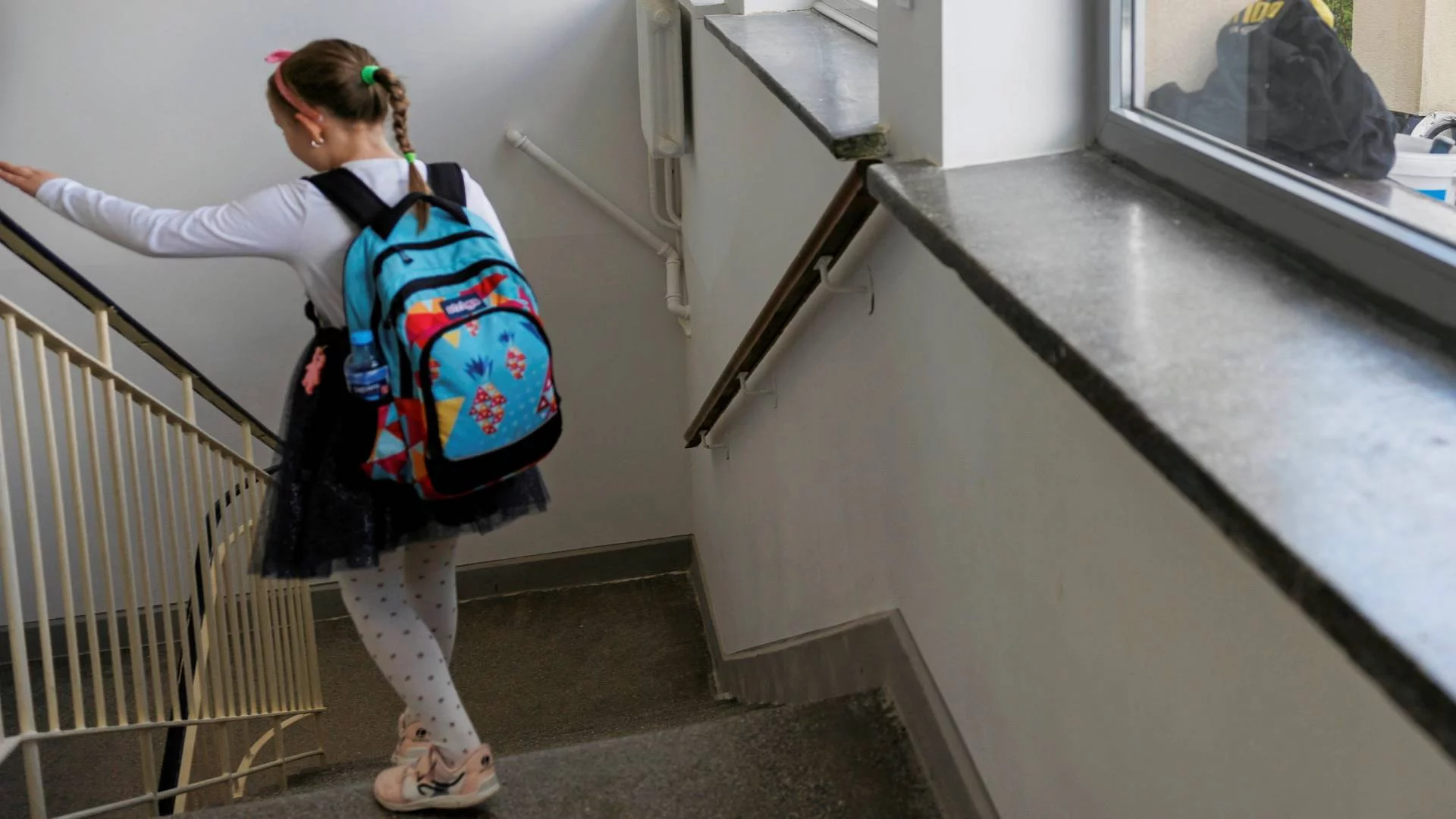 uczennica idzie z plecakiem szkolnymi schodami uczennica idzie z plecakiem szkolnymi schodami