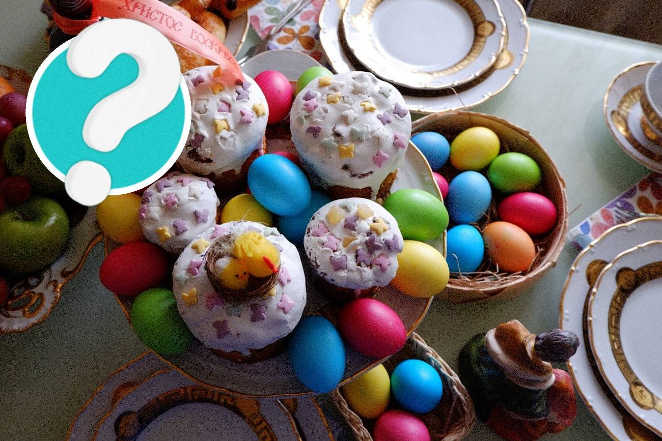 Wielkanocny stół z pisankami i babeczkami.