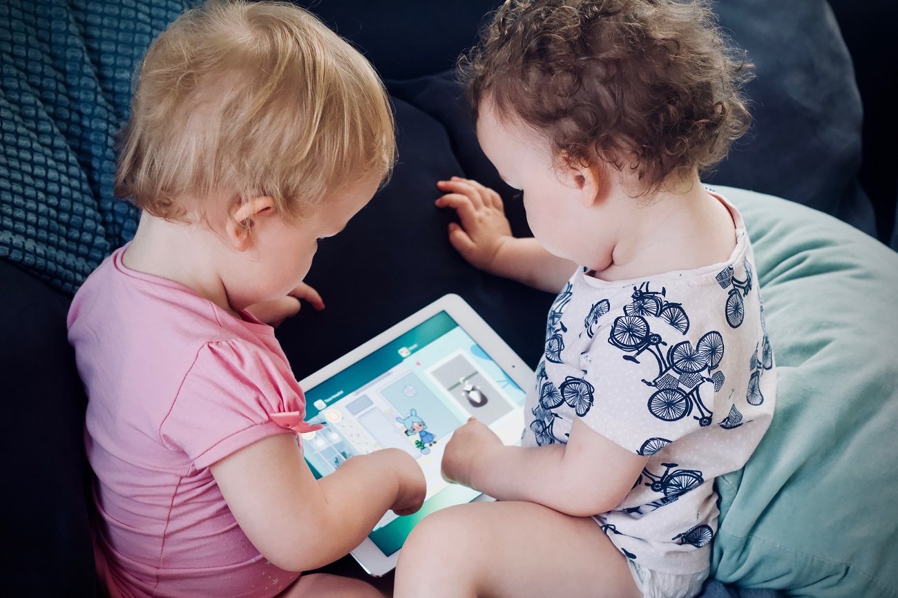 Dajesz dziecku telefon dla uspokojenia? Zobacz, co naprawdę wyrządzasz jego emocjom