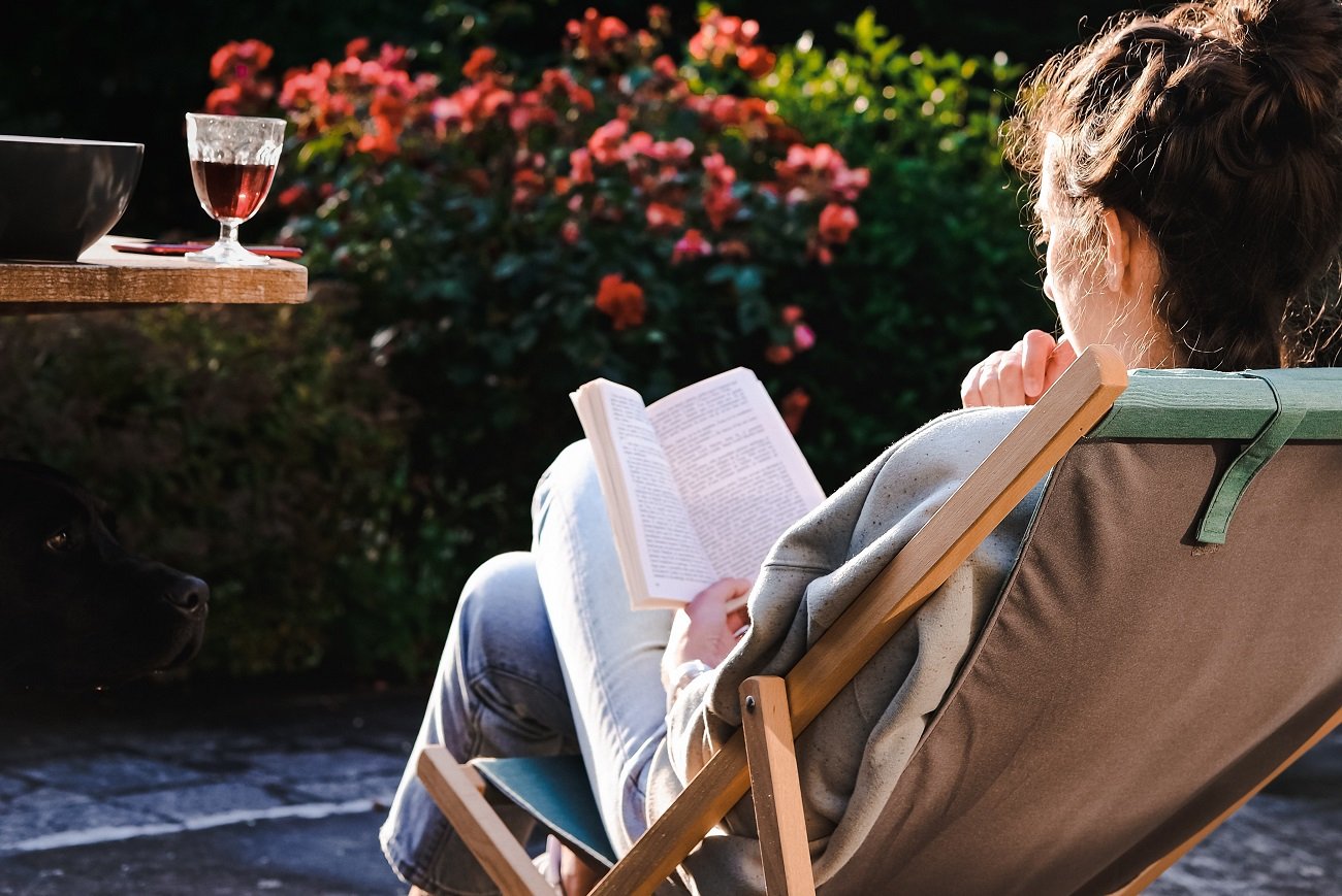 kobieta czyta książkę