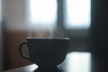 Napar z kawy pomaga wywołać poród? Nowy trend wśród ciężarnych.