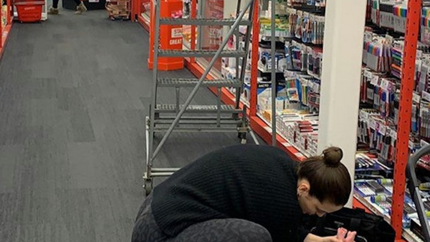 Przewijanie dziecka w miejscu publicznym. Ashley Graham robi to bez wahania