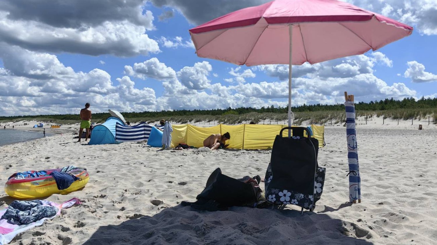 Plaża w Polsce pełna jest parawanów i niekulturalnych ludzi.
