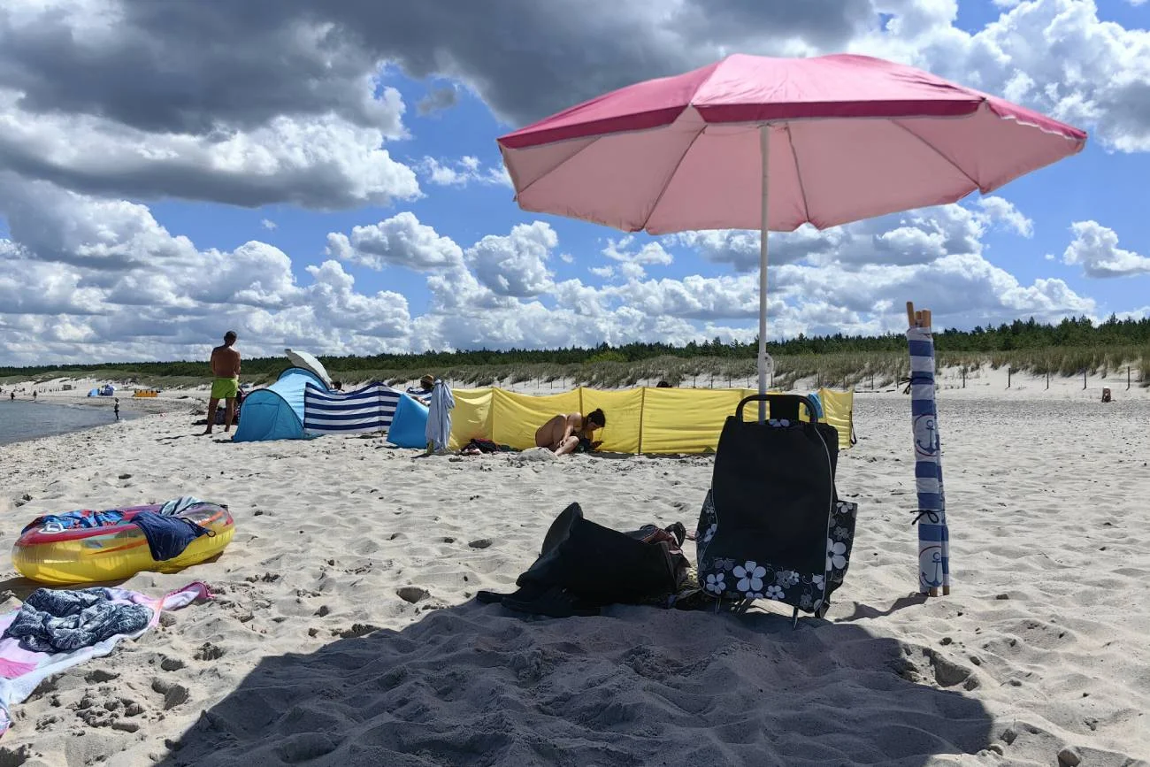 Plaża w Polsce pełna jest parawanów i niekulturalnych ludzi.