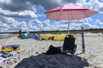 Plaża w Polsce pełna jest parawanów i niekulturalnych ludzi.