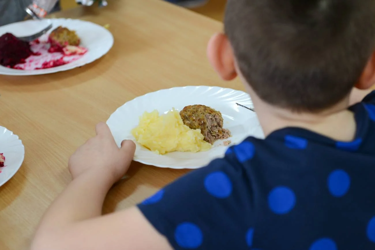 Uczeń je obiad na stołówce. Uczeń je obiad na stołówce.