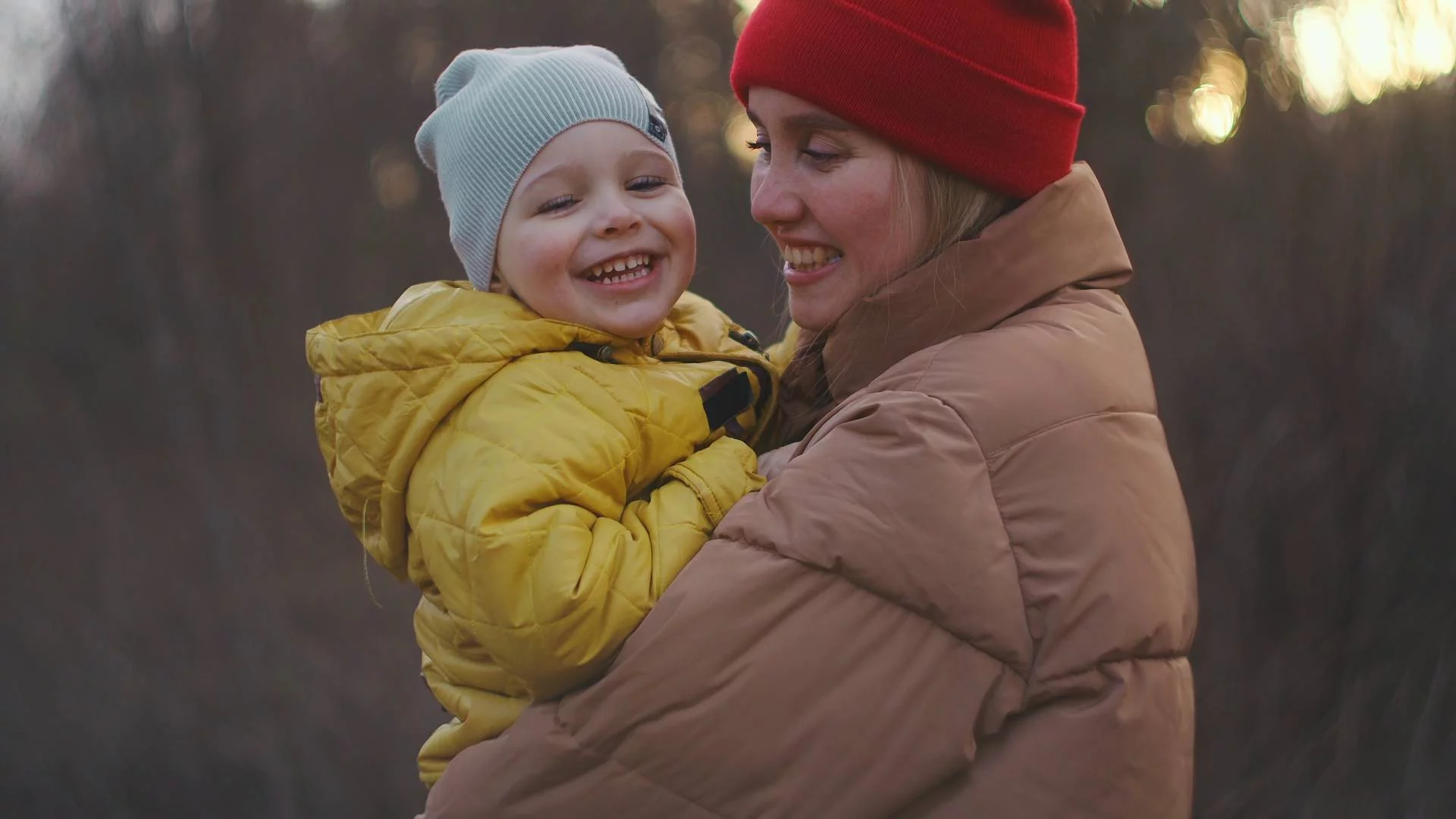 mama przytula swoje dziecko na spacerze
